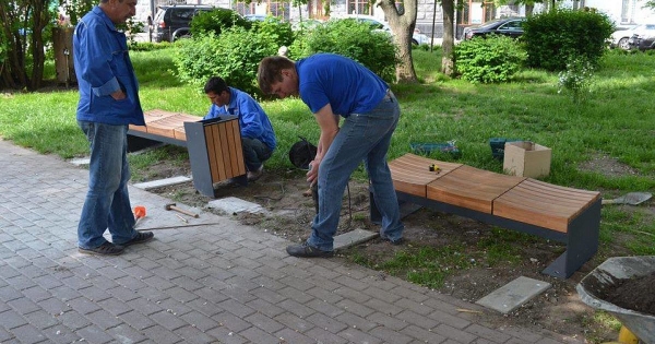 Долго не продержались: на Центральной площади убрали скамейки