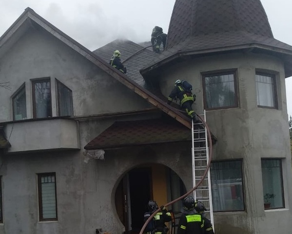 Зеленоградские огнеборцы потушили пожар в частном доме в Малино