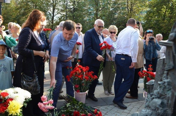 На площади Юности возложили цветы к памятному знаку первостроителям Зеленограда