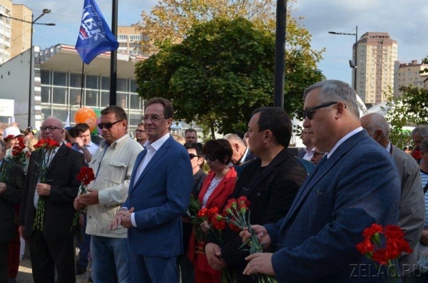 На площади Юности возложили цветы к памятному знаку первостроителям Зеленограда
