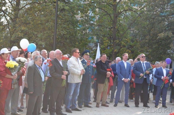 На площади Юности возложили цветы к памятному знаку первостроителям Зеленограда