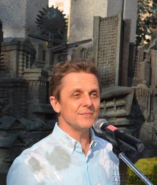 На площади Юности возложили цветы к памятному знаку первостроителям Зеленограда