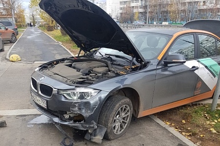 Автомобиль каршеринга врезался в ограждение на Солнечной аллее