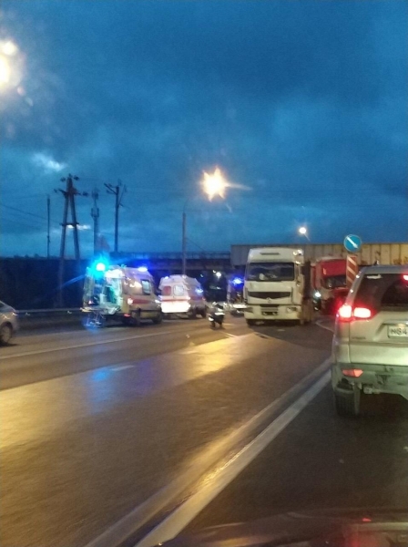 Три человека пострадали в столкновении грузовиков рядом с Зеленоградом