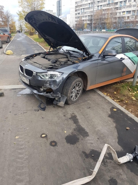Автомобиль каршеринга врезался в ограждение на Солнечной аллее