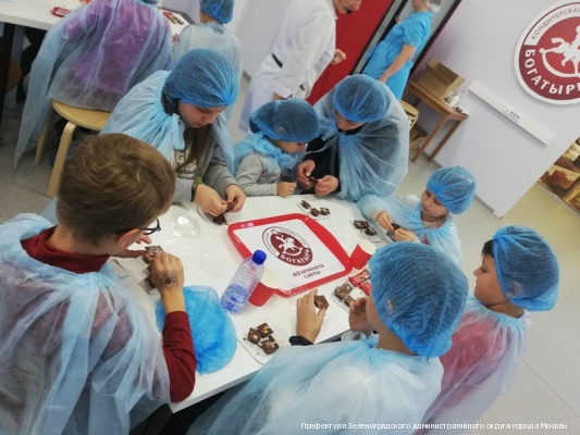 Зеленоградские школьники посетили шоколадную фабрику