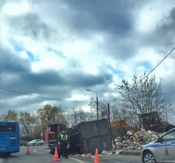 Мусоровоз не вписался в турбоперекресток