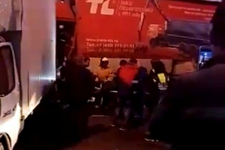 Три человека пострадали в столкновении грузовиков рядом с Зеленоградом