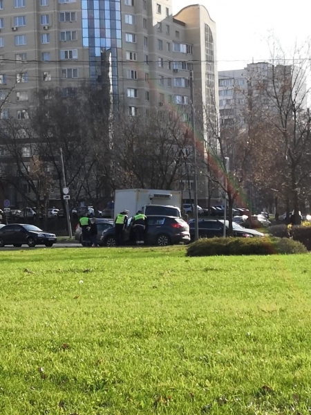 Грузовой фургон врезался в кроссовер напротив «Иридиума»