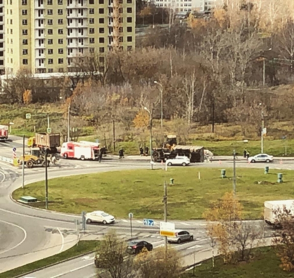 Мусоровоз не вписался в турбоперекресток