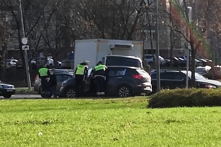 Грузовой фургон врезался в кроссовер напротив «Иридиума»