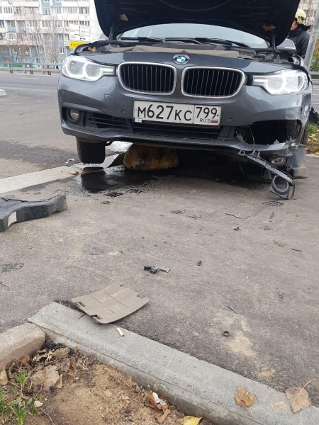 Автомобиль каршеринга врезался в ограждение на Солнечной аллее