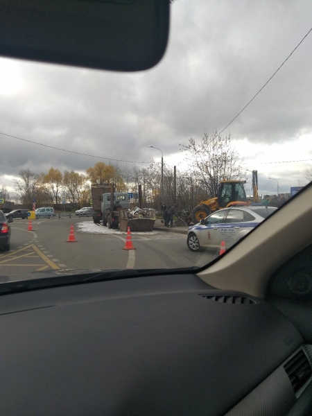 Мусоровоз не вписался в турбоперекресток