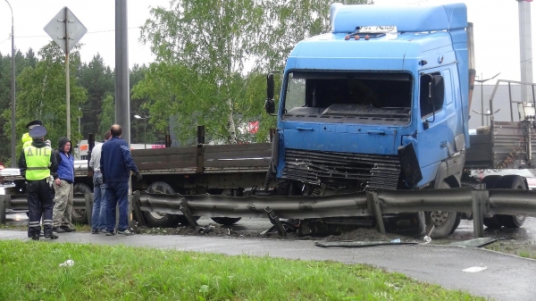 Возле Зеленограда фура врезалась в грузовик
