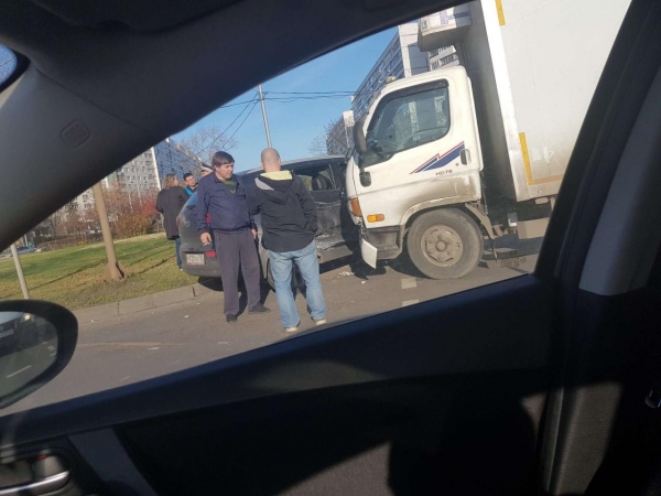 Грузовой фургон врезался в кроссовер напротив «Иридиума»