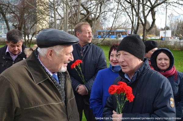В Зеленограде прошел митинг и возложение цветов к бюсту Александра Шокина