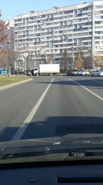Грузовой фургон врезался в кроссовер напротив «Иридиума»