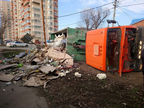 В Зеленограде перевернулся мусоровоз