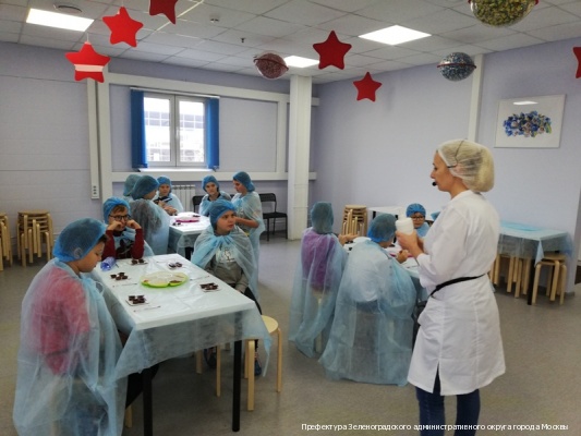 Зеленоградские школьники посетили шоколадную фабрику