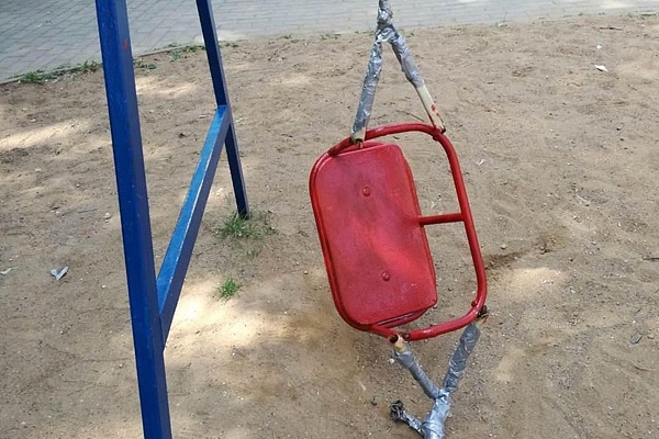 В Зеленограде качели оборвались под ребёнком