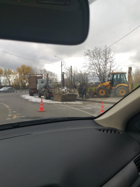 Мусоровоз не вписался в турбоперекресток
