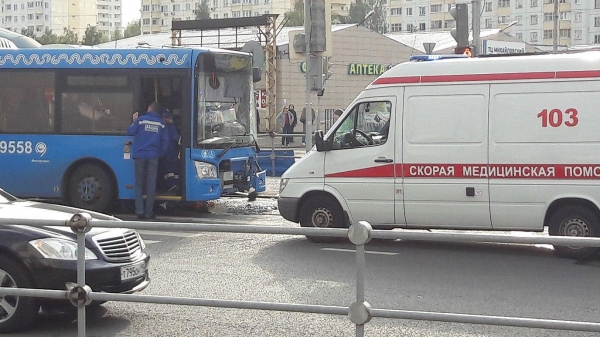 В Зеленограде автобус врезался в реанимобиль