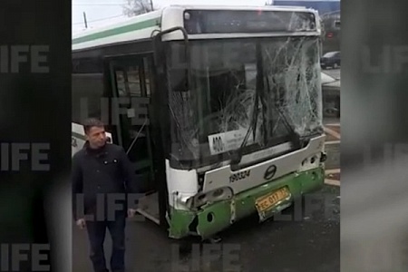 Автобус 400Т врезался в реанимобиль в Митино