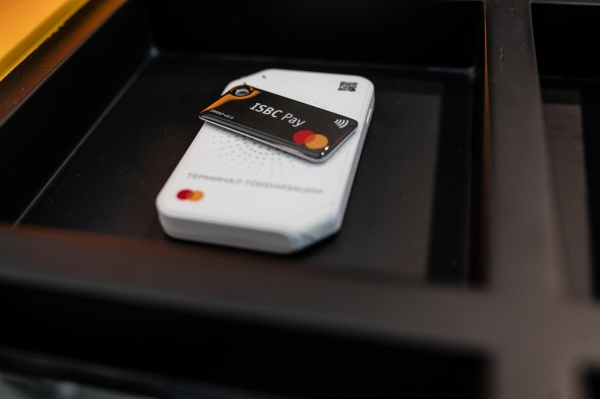 Эльвира Набиуллина ознакомилась с RFID-брелоком зеленоградской компании ISBC