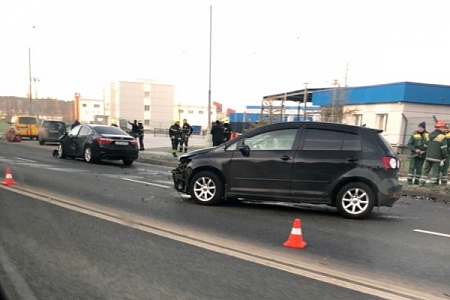 Две легковушки столкнулись на Алабушевской улице