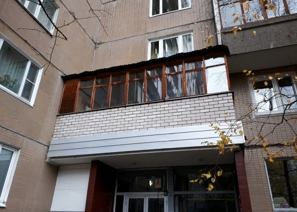 В Зеленограде Мосжилинспекция выявила незаконный балкон, построенный на подъездном козырьке