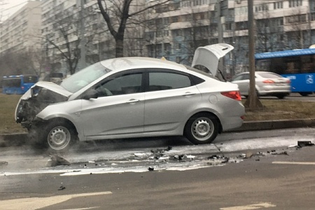 Две легковушки столкнулись на перешейке напротив «Иридиума»