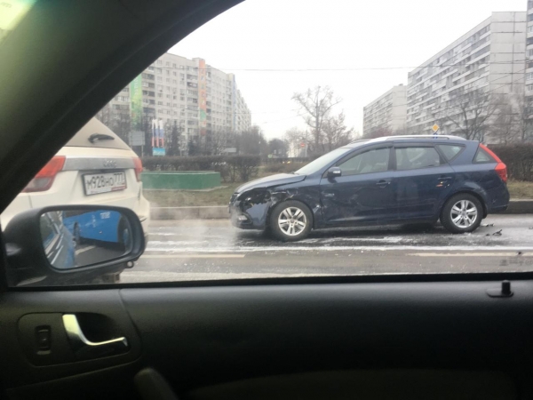 Две легковушки столкнулись на перешейке напротив «Иридиума»