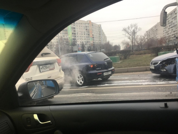 Две легковушки столкнулись на перешейке напротив «Иридиума»