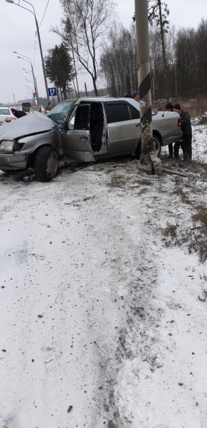 Автомобиль врезался в столб на Ленинградке рядом с Зеленоградом