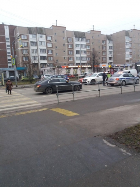 На «зебре» у детской поликлиники сбили женщину с ребенком