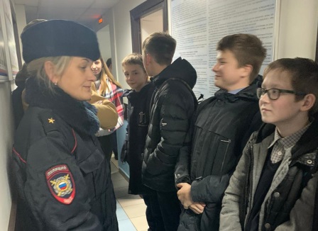 Зеленоградские школьники пришли на экскурсию в отдел полиции