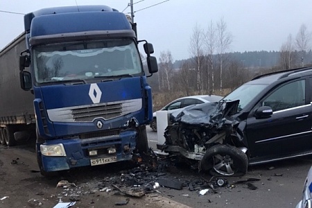 Четверо детей пострадали в аварии фуры и кроссовера в Зеленограде