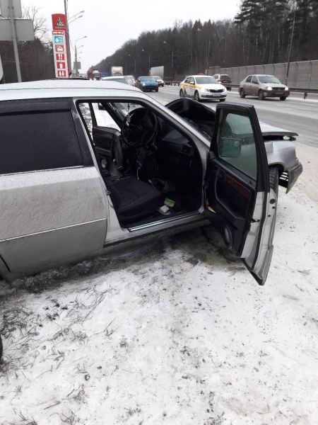 Автомобиль врезался в столб на Ленинградке рядом с Зеленоградом