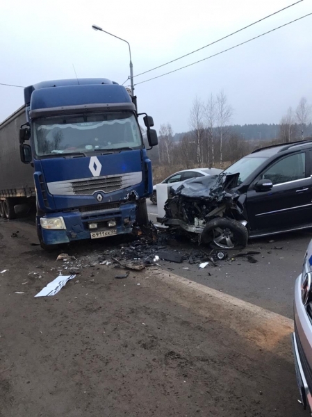 Четверо детей пострадали в аварии фуры и кроссовера в Зеленограде