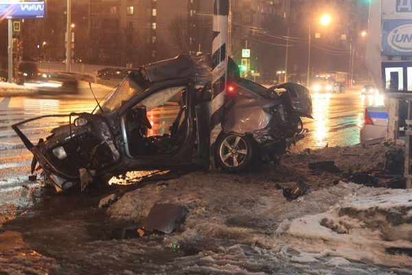 В Зеленограде автомобиль врезался в столб