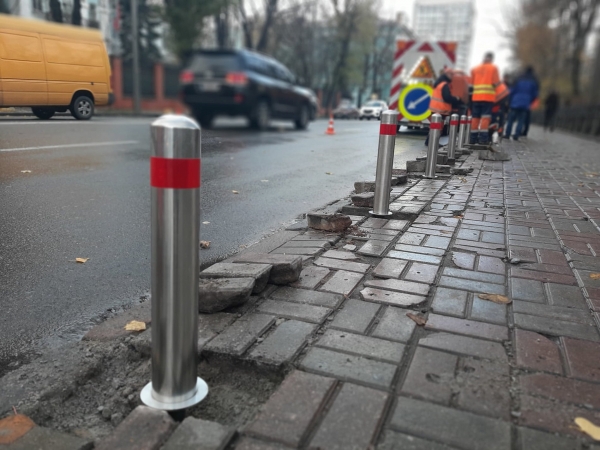 После конфликта в Зеленограде тротуар перекрыли столбиками