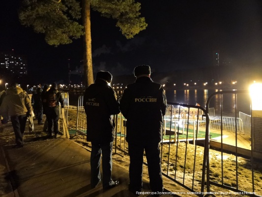 Сотрудники окружного управления МЧС обеспечивают безопасность в крещенские купания 