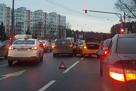 Часовая пробка образовалась из-за небольшой аварии на Солнечной аллее