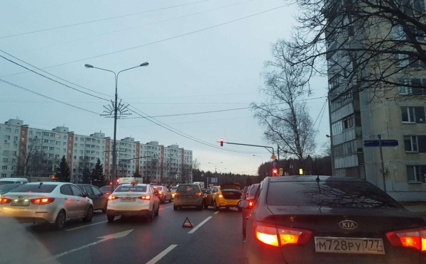 Часовая пробка образовалась из-за небольшой аварии на Солнечной аллее