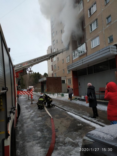 Двухкомнатная квартира загорелась в 11 микрорайоне