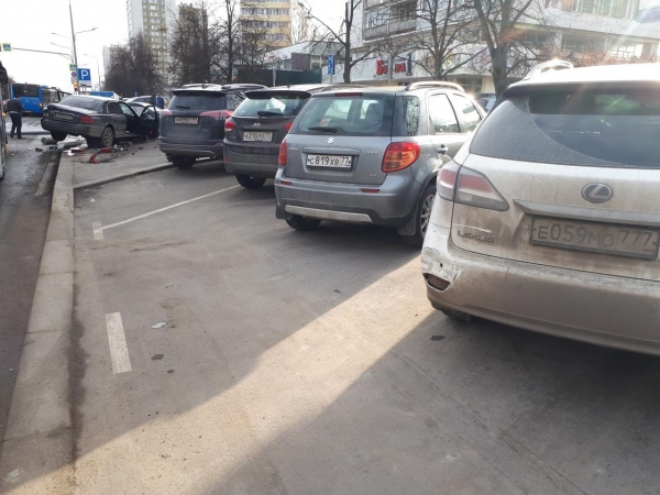 Легковушка врезалась в автобус и столб на Центральном проспекте