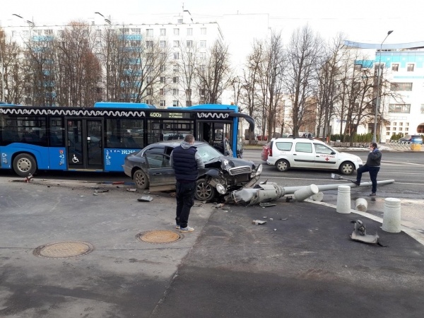 Легковушка врезалась в автобус и столб на Центральном проспекте