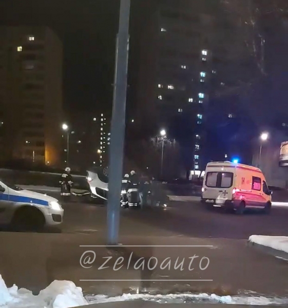 Внедорожник врезался в дорожный знак и перевернулся на Сосновой аллее