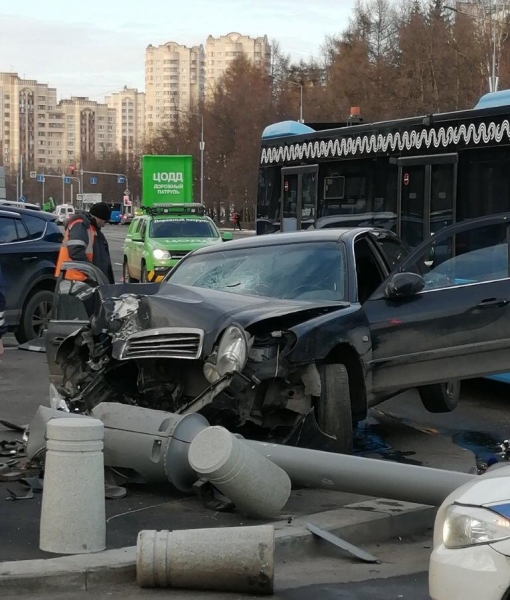 Легковушка врезалась в автобус и столб на Центральном проспекте
