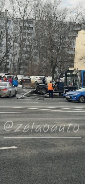 Легковушка врезалась в автобус и столб на Центральном проспекте